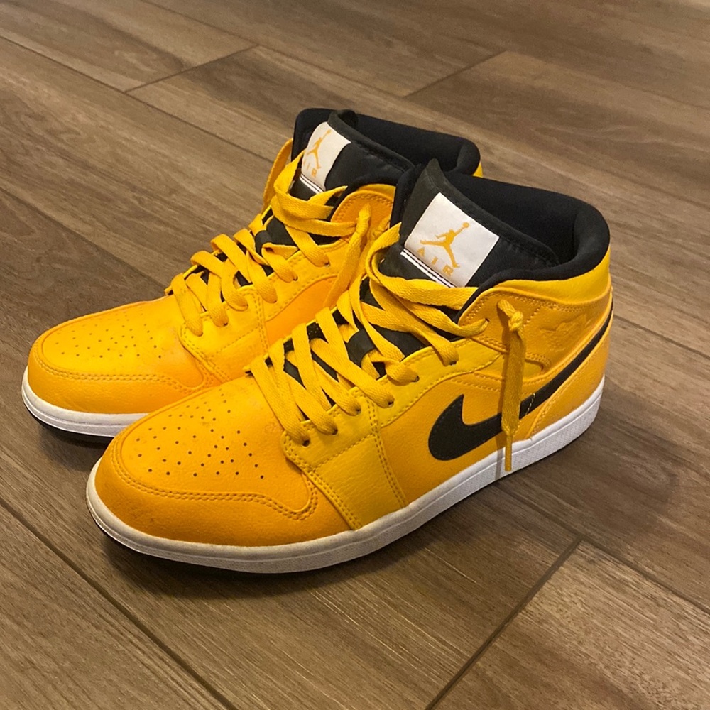 Jordan Ones mid